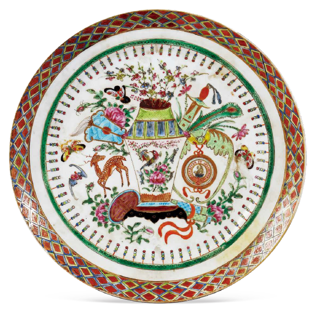 圖為清宣統(tǒng)廣彩博古紋章盤，盤沿飾織錦紋，盤心為博古圖案裝飾，花瓶環(huán)飾蝙蝠、蝴蝶、鹿、壽字、卷軸等吉祥圖案，蝙蝠口銜詹姆斯·凱勒家族紋章。（來(lái)源：廣州十三行博物館）