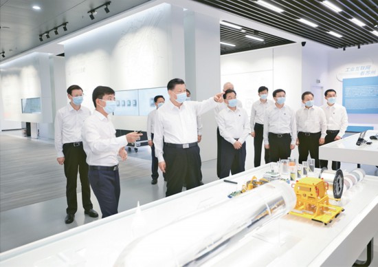 2023年7月5日至7日，中共中央總書記、國家主席、中央軍委主席習(xí)近平在江蘇考察。這是5日下午，習(xí)近平在蘇州工業(yè)園區(qū)考察。 新華社記者 鞠鵬/攝