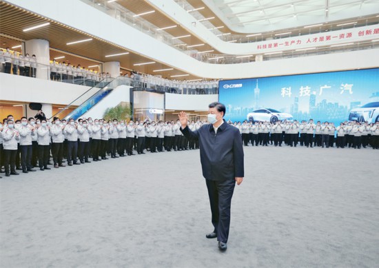 2023年4月10日至13日，中共中央總書記、國家主席、中央軍委主席習(xí)近平在廣東考察。這是12日下午，習(xí)近平在廣汽研究院向職工們揮手致意。 新華社記者 鞠鵬/攝